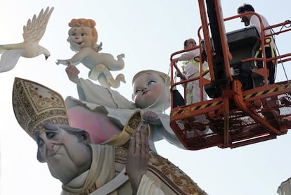 Un ninot que representa al Papa Francisco en uno de los monumentos. Luce un atuendo poco fiel con la austeridad del papa real.