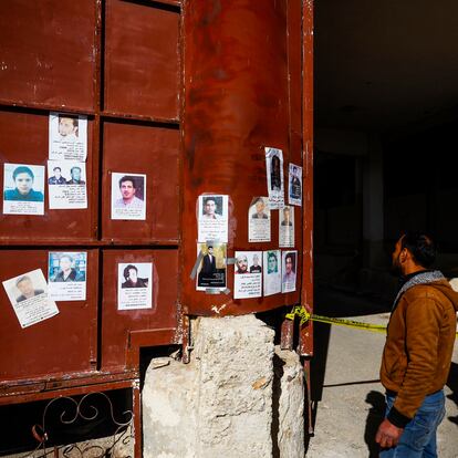 DVD1245. Fotos de desaparecidos en el exterior de  la  prisión de Saidnaya, Siria. Álvaro García. 18/12/2024