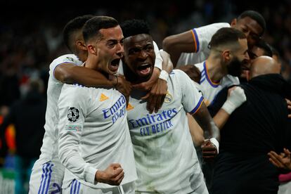 Los jugadores del Real Madrid celebran el segundo gol ante el Chelsea durante el partido de vuelta disputado en el Bernabéu.