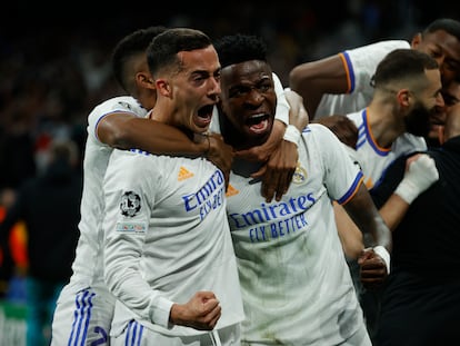 Los jugadores del Real Madrid celebran el segundo gol ante el Chelsea durante el partido de vuelta disputado en el Bernabéu.