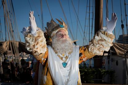 El Rey Melchor, saludando a las personas que han acudido a su llegada al puerto de Barcelona esta tarde. 