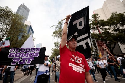 Trabajadores del Poder Judicial protestan sobre Paseo de la Reforma, afuera de la sede del Senado, este martes.