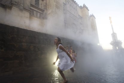 Niños en <b><i>La nube de Córdoba</b></i>, de la artista mexicana Darya von Berner, una intervención en 2009 para apoyar la candidatura de la ciudad.