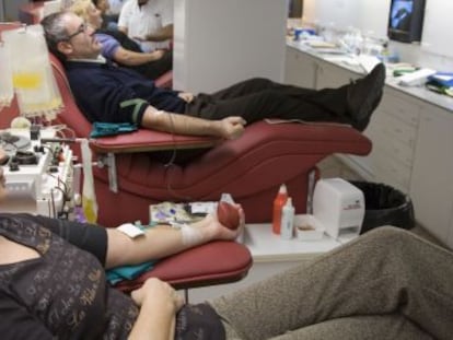 Donantes en el Banco de Sangre y Tejidos del hospital Vall de Hebr&oacute;n de Barcelona.