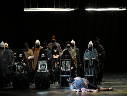 Integrantes del Coro de Ópera de Bilbao y el tenor Gerardo López, al inicio de la escena quinta del tercer acto de ‘Alzira’, que se ambienta en una horrible caverna con los americanos derrotados.