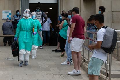 Dos sanitarias salen del CAP Prat de la Riba de Lleida, donde se centraliza la atención a los posibles afectados por la covid-19, este lunes.