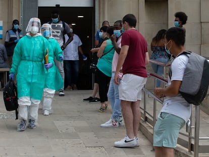 Dos sanitarias salen del CAP Prat de la Riba de Lleida, donde se centraliza la atención a los posibles afectados por la covid-19, este lunes.