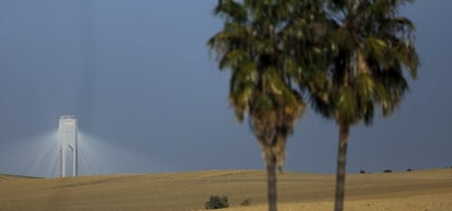 Una de las torres de Abengoa en la planta solar de Sanlucar la Mayor (Sevilla).