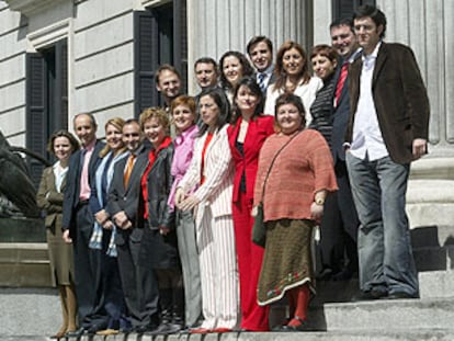 Arriba, de izquierda a derecha, Joan Herrera (ICV), Aitor Esteban (PNV), Carolina Castillejo, Herick Campos, Susana Díaz, Eva Sáenz, José Ramón Mateos y Eduardo Madina (PSOE). Debajo, María Salom (PP), Josu Erkoreka (PNV), Susana Camarero y Miguel Barrachina (PP), Leire Pajín y María Isabel Fuentes (PSOE), Ana Belén Vázquez (PP), Carmen Montón y Yolanda Casaus (PSOE).