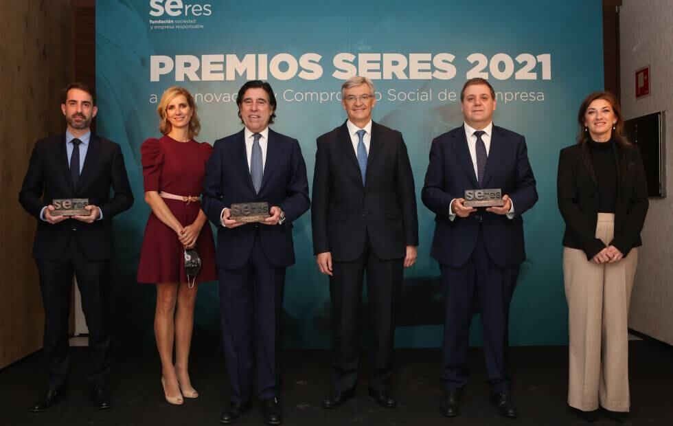 Alfonso Fernández (Samsung), Lucila García (Seres), Manuel Manrique (Sacyr), Fernando Ruiz (Seres), Juan Manuel Serrano (Correos) y Ana Sainz (Seres), en la foto de familia tras la entrega de los Premios Seres.