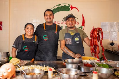 Rosa González, Ted Oliver y Eduardo Cruz, taqueros de Ricos Tacos Toluca.