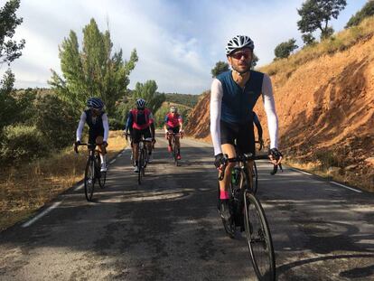 An ascent on one of the Madrid region’s roads with the Ciclismo en Cadena club.