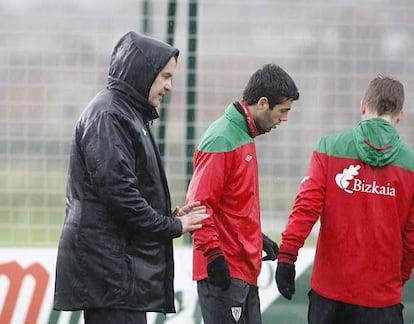 Bielsa habla con Susaeta y Muniain en el entrenamiento.