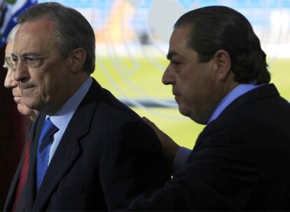 Vicente Boluda da una palmada en la espalda a Florentino Pérez en la toma de posesión de éste como nuevo presidente del Madrid.