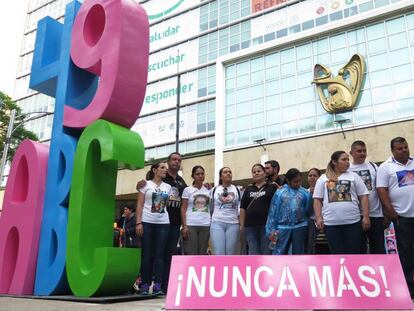 Familiares de las víctimas colocaron un antimonumento en el IMSS.