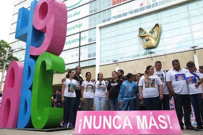 Familiares de las víctimas colocaron un antimonumento en el IMSS.