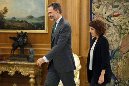 El rey Felipe VI recibe a la portavoz de En Marea en el Congreso, Alexandra Fernández (d), en el Palacio de la Zarzuela, en la primera jornada de esta segunda ronda de consultas de la actual legislatura para buscar candidato a la investidura. 