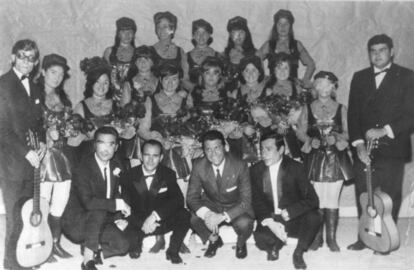 La comparsa El Show de Wald (Las sirenas gaditanas) también en 1969; una agrupación que tenía como director y autor de letra y música a Agustín González Rodríguez 'Chimenea'.