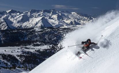 Un esquiador se desliza por la nieve en Baqueira.