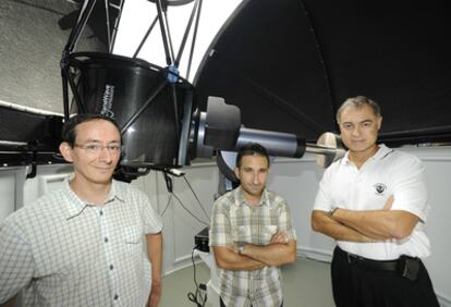 Ricardo Hueso, Agustín Sánchez y Santiago Pérez, de izquierda a derecha, en el Telescopio de Ingenieros.