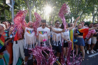 Participantes en la manifestación del Orgullo que bajo el lema 'Educación, derechos y paz: Orgullo que transforma' recorre este sábado las calles de Madrid.
