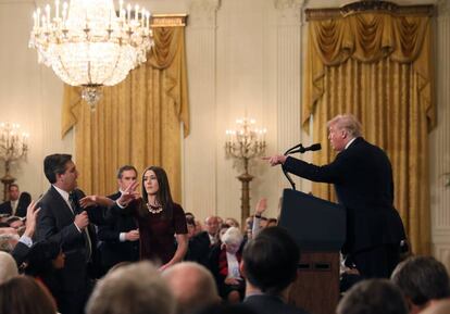 El presidente estadounidense, Donald Trump (derecha), increpa a Jim Acosta (i), corresponsal de la CNN en la Casa Blanca, durante una rueda de prensa en la Casa Blanca, en Washington (Estados Unidos).