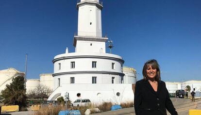 La alcaldesa de L'Hospitalet de Llobregat, Núria Marín, frente al antiguo faro del municipio.
 