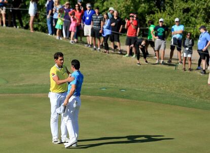 Cabrera Bello, a la izquierda, saluda a Rory McIlroy tras derrotarlo en el partido del domingo.