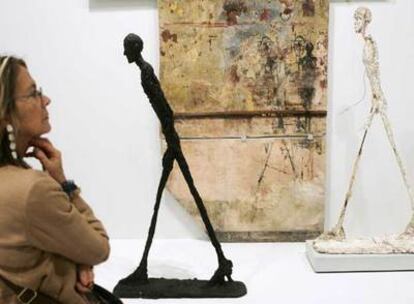 Dos de las esculturas y uno de los cuadros de la exposición <i>L&#39;atelier d&#39;Alberto Giacometti </i><b>en el Centro Pompidou de París.