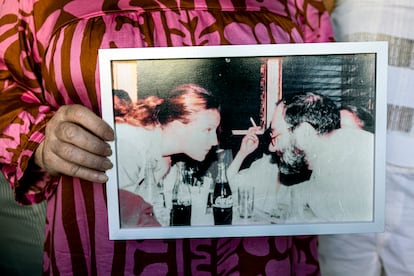 Lucrecia Escudero muestra una foto en al que aparece con Umberto Eco, poco después de conocerlo.