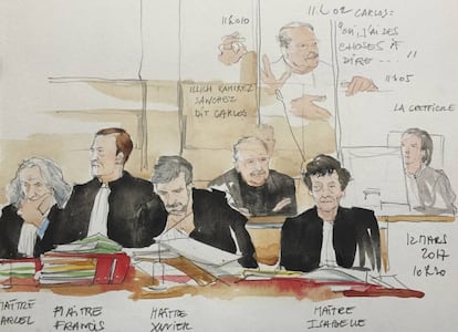 En la imagen, la abogada y esposa de El Chacal, Isabelle Coutant-Peyre (derecha), escucha en una sesión del juicio a su marido, dibujado en la segunda fila.