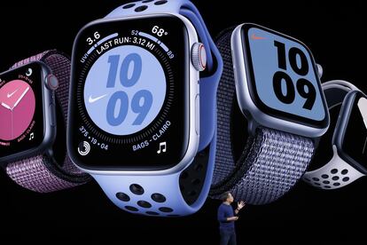 Stan Ng, vicepresidente de marketing de Apple, presenta el nuevo Apple Watch. 