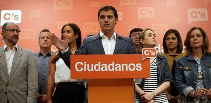 El lider de C's, Albert Rivera, durante la rueda de prensa con su equipo en la sede del partido.