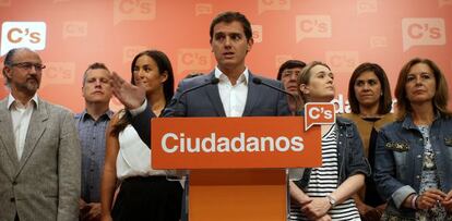 El lider de C&#039;s, Albert Rivera, durante la rueda de prensa con su equipo en la sede del partido.