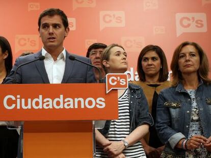 El lider de C&#039;s, Albert Rivera, durante la rueda de prensa con su equipo en la sede del partido.