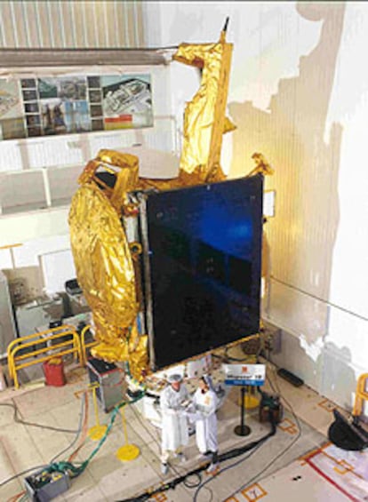 El satélite español de comunicaciones, durante una revisión antes de su lanzamiento.