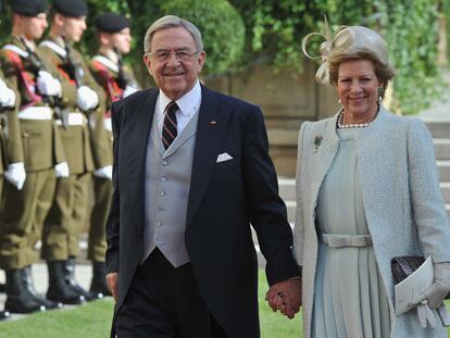 Constantino de Grecia, junto a su esposa, en Luxemburgo, en octubre de 2012.