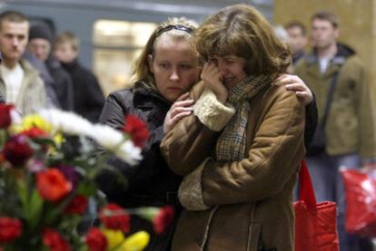 Dos mujeres lloran en la estación de Park Kultury.