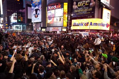 Miles de indigandos neoyorkinos, movilizados por el movimiento Occupy Wall Street se han concentrado esta noche en la c&eacute;ntrica plaza de Times Square.