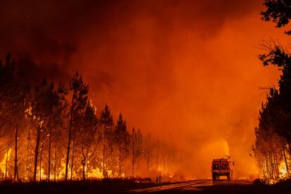 Un vehículo de bomberos del departamento de la localidad francesa Gironda trabajando en el incendio esta noche.