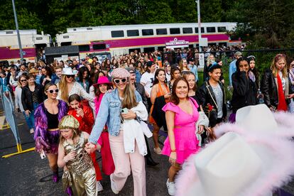 'Swifties' llegan al concierto de Taylor Swift en Foxborough (Massachusetts), el 19 de mayo.