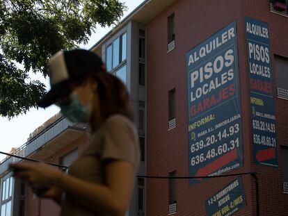 Un anuncio de alquiler de viviendas cuelga de la fachada de un edificio en Madrid, el pasado septiembre.