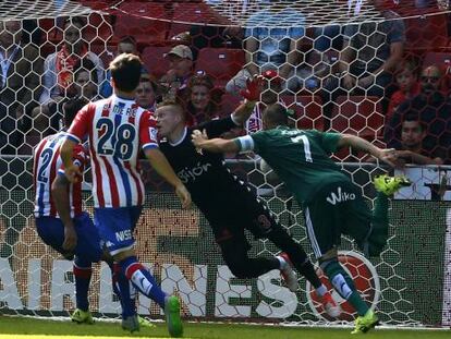 Joaqu&iacute;n marca un gol en El Molin&oacute;n.