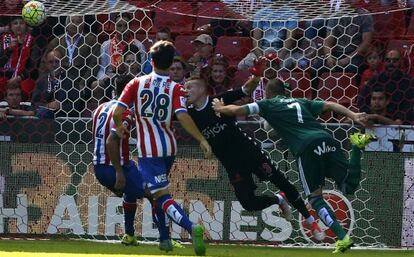 Joaqu&iacute;n marca un gol en El Molin&oacute;n.