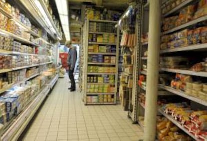 Un cliente observa las estanterías de un supermercado. EFE/Archivo