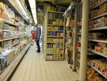 Un cliente observa las estanterías de un supermercado. EFE/Archivo