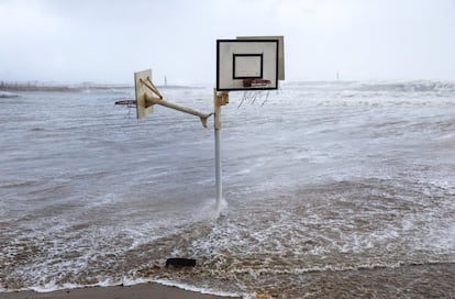 Canastas inundadas por el aumento del nivel del mar por el temporal Gloria en Oliva (Valencia), el lunes.