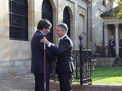 Carles Puigdemont felicita a Iñigo Urkullu en su toma de posesión.
