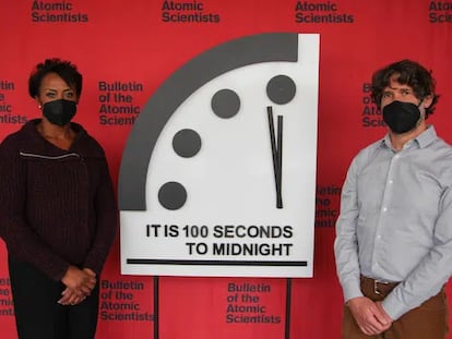Suzet McKinney y Daniel Holz, miembros del 'Boletín de Científicos Atómicos, muestran la actualización del 'reloj del fin del mundo' este jueves.