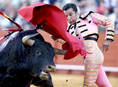 El diestro El Fundi exhibiendo su magisterio, ayer en la Plaza de la Maestranza.